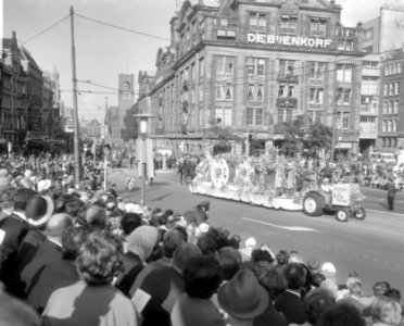 Een praalwagen bij de Dam te Amsterdam met op de achtergrond het warenhuis de Bi, Bestanddeelnr 919-5244