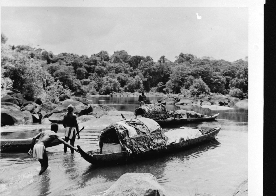 Een prauw wordt voortgeduwd bij de stroomversnellingen in de Surinamerivier bij , Bestanddeelnr 935-1330