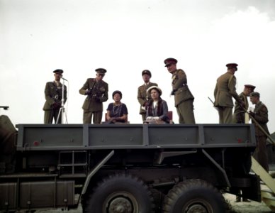 Een militaire vrachtwagen met daarop o.a. juliana en militairen., Bestanddeelnr 254-7060