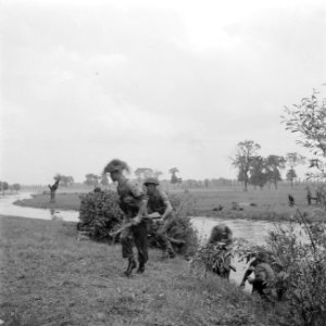 Een militaire oefening Manschappen steken de rivier over, Bestanddeelnr 255-9506
