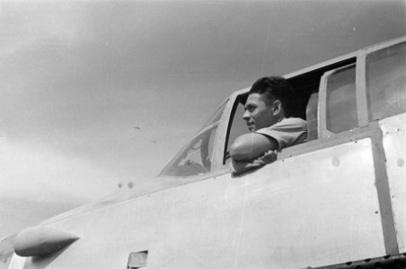 Een piloot van een Mitchell B-25 bommenwerper, Bestanddeelnr 134-5-1