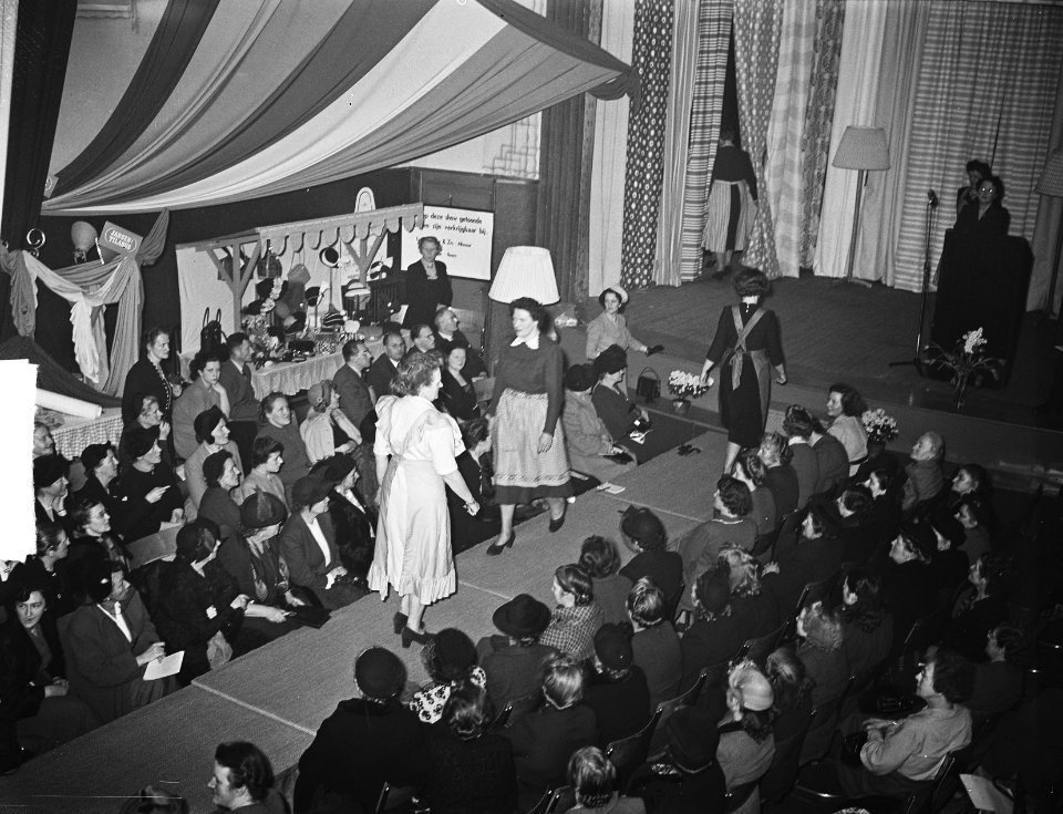 Een modeshow tijdens een bijeenkomst van de Nederlandse Bond van Plattelandsvrou, Bestanddeelnr 904-4336