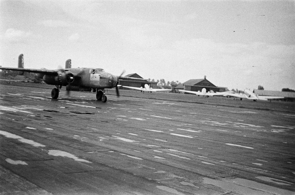 Een Mitchell B-25 bommenwerper op landingsbaan, Bestanddeelnr 135-1-5