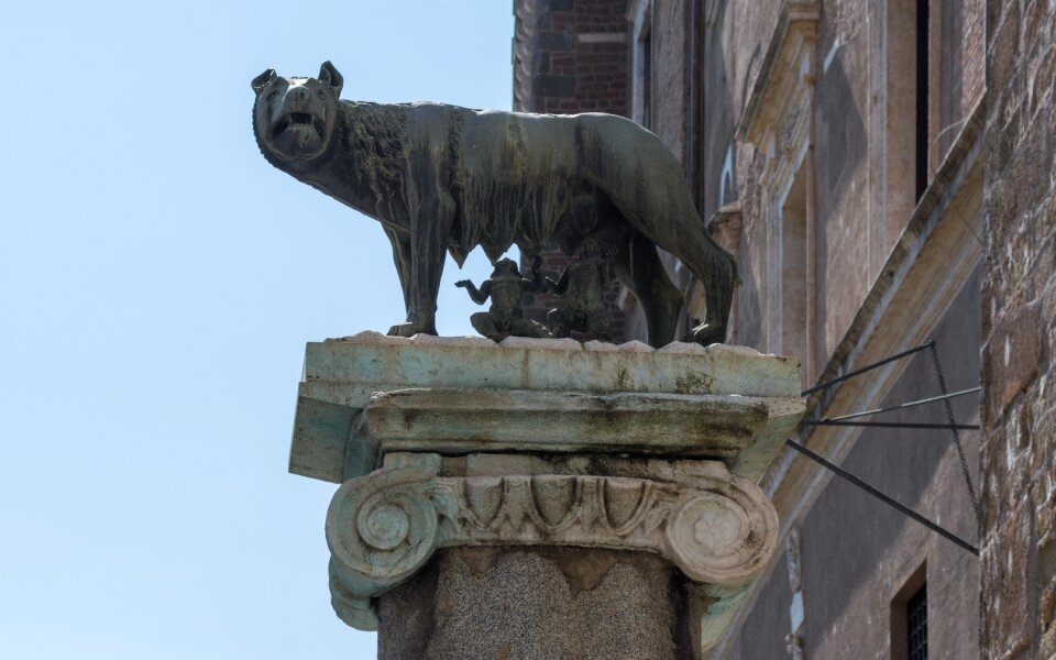 Capitoline wolf place du capitole capitol hill