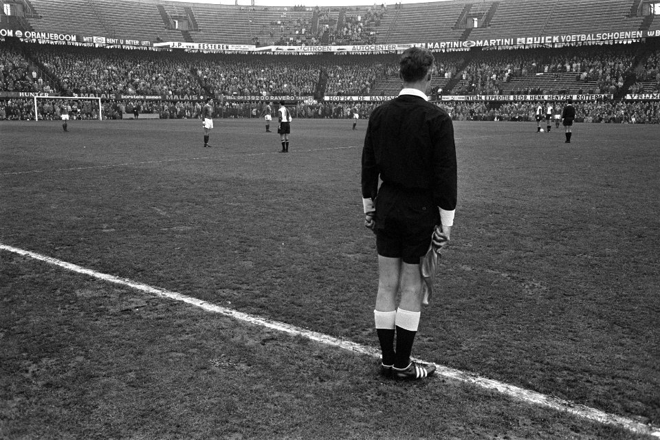 Een minuut stilte op de velden, wegens het overlijden van KNVB-secretaris Lo Bru, Bestanddeelnr 919-8063