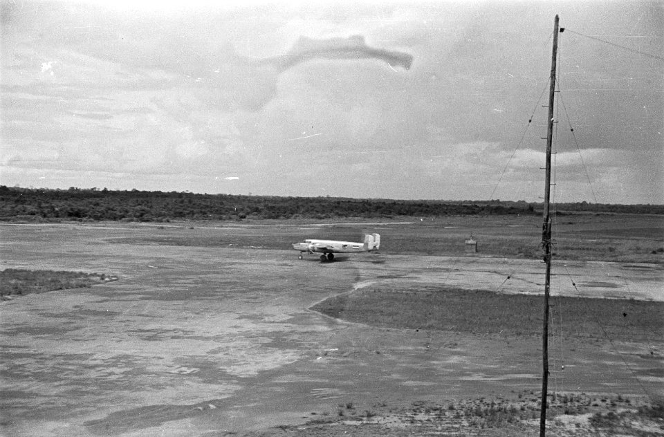 Een Mitchell B-25 bommenwerper bij de start op een vliegveld, Bestanddeelnr 1505