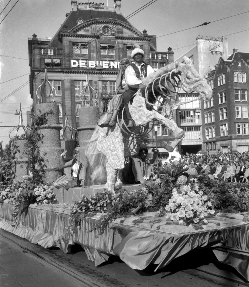 Een praalwagen bij de Dam te Amsterdam met op de achtergrond het warenhuis de Bi, Bestanddeelnr 919-5242