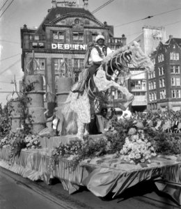 Een praalwagen bij de Dam te Amsterdam met op de achtergrond het warenhuis de Bi, Bestanddeelnr 919-5242