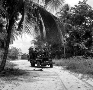 Een militaire vrachtauto met militairen in de buurt van Matta in Suriname, Bestanddeelnr 252-6389