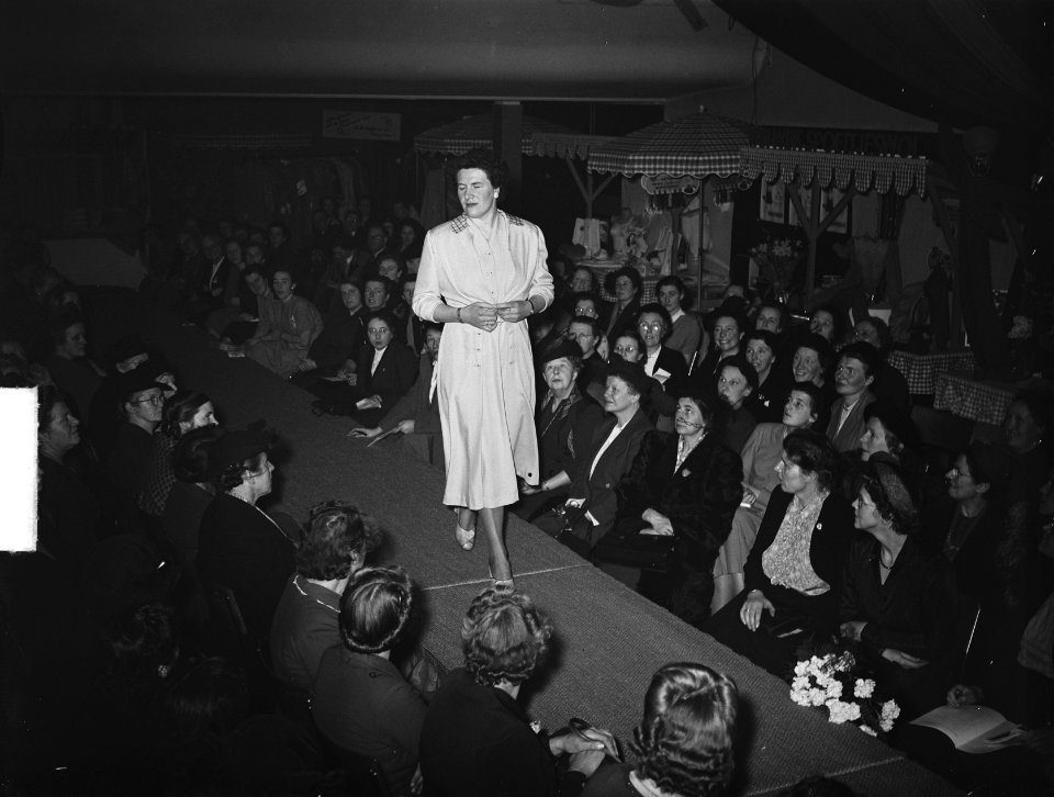 Een modeshow tijdens een bijeenkomst van de Nederlandse Bond van Plattelandsvrou, Bestanddeelnr 904-4333