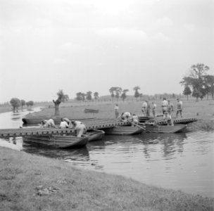 Een militaire oefening Een rivier moet worden overgestoken Een pontonbrug wor…, Bestanddeelnr 255-9536