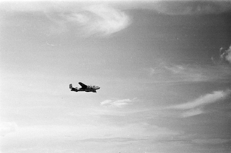 Een Mitchell B-25 bommenwerper in de lucht, Bestanddeelnr 134-6-4