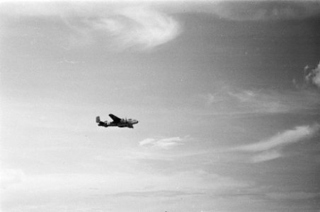 Een Mitchell B-25 bommenwerper in de lucht, Bestanddeelnr 134-6-4