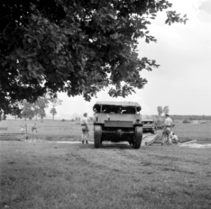 Een militaire oefening Een rivier moet worden overgestoken Een Lloyd carrier …, Bestanddeelnr 255-9541