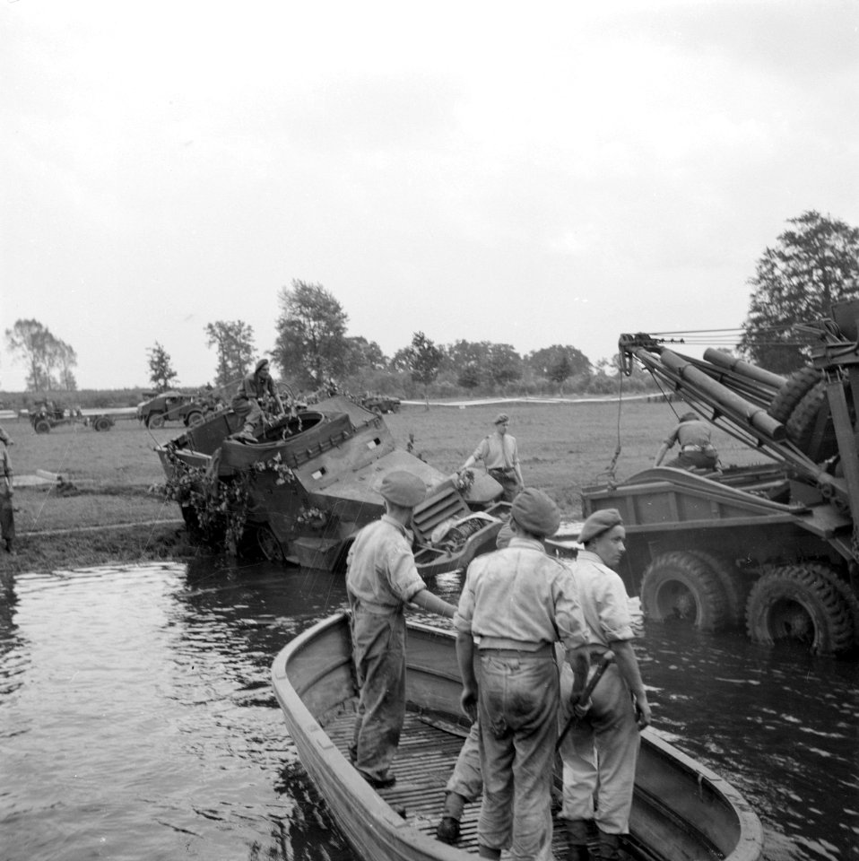 Een militaire oefening Een rivier moet worden overgestoken Een Half-track is v, Bestanddeelnr 255-9529