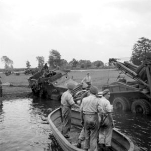 Een militaire oefening Een rivier moet worden overgestoken Een Half-track is v, Bestanddeelnr 255-9529