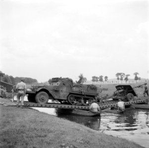 Een militaire oefening Een rivier moet worden overgestoken Een halftrack wordt, Bestanddeelnr 255-9514