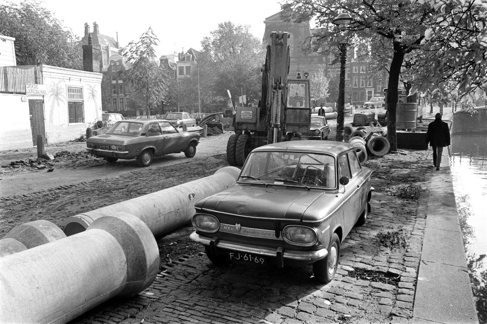 Een op de Reguliersgracht geparkeerde auto kan niet meer weg door werkzaamheden, Bestanddeelnr 926-7837