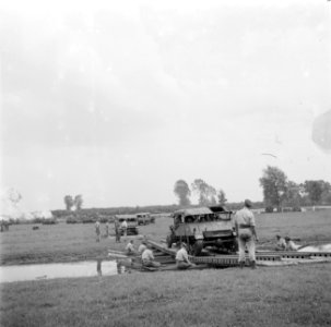 Een militaire oefening Een rivier moet worden overgestoken Een Lloyd carrier …, Bestanddeelnr 255-9540