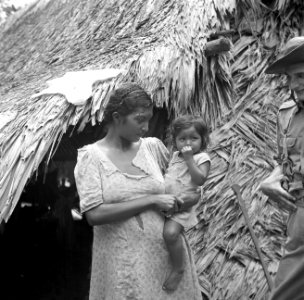 Een moeder en kind in het Indianendorp Matta in Suriname, Bestanddeelnr 252-6384