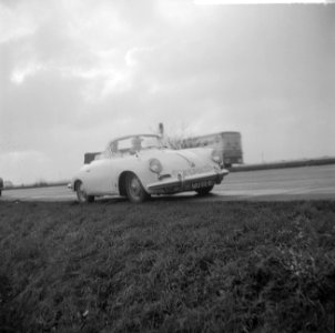 Een Porsche 356 cabriolet van de Rijkspolitie voor patrouillewerk op de snelwege, Bestanddeelnr 917-2682