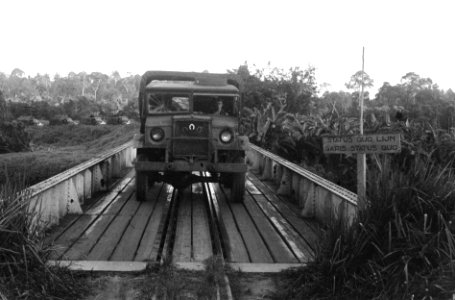 Een Nederlandse colonne vrachtwagens passeert een brug en de Status Quo lijn, Bestanddeelnr 5675 photo