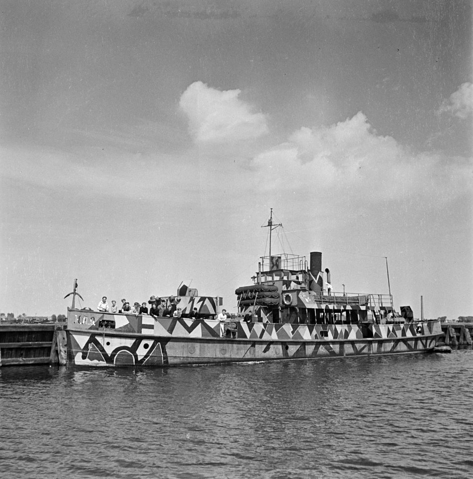 Een oorlogsschip van de Duitse Kriegsmarine in camouflagekleuren, Bestanddeelnr 900-2985