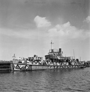 Een oorlogsschip van de Duitse Kriegsmarine in camouflagekleuren, Bestanddeelnr 900-2985