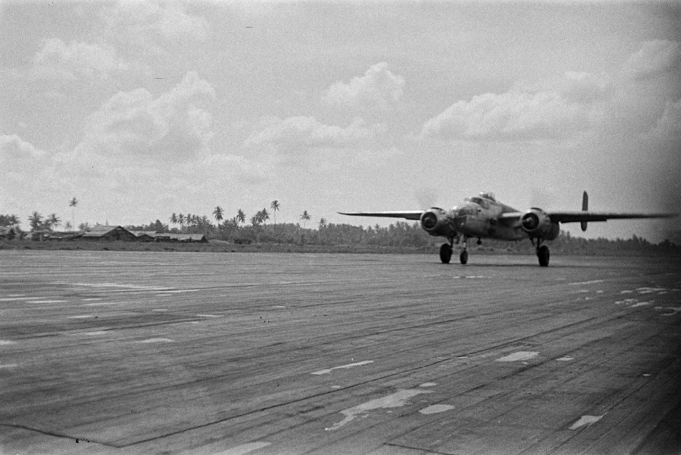 Een Mitchell B-25 bommenwerper op landingsbaan, Bestanddeelnr 135-2-3