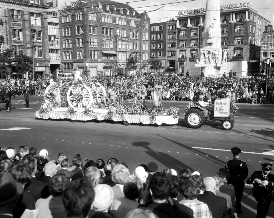 Een praalwagen bij de Dam te Amsterdam met op de achtergrond het Nationaal Monum, Bestanddeelnr 919-5249