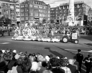Een praalwagen bij de Dam te Amsterdam met op de achtergrond het Nationaal Monum, Bestanddeelnr 919-5249