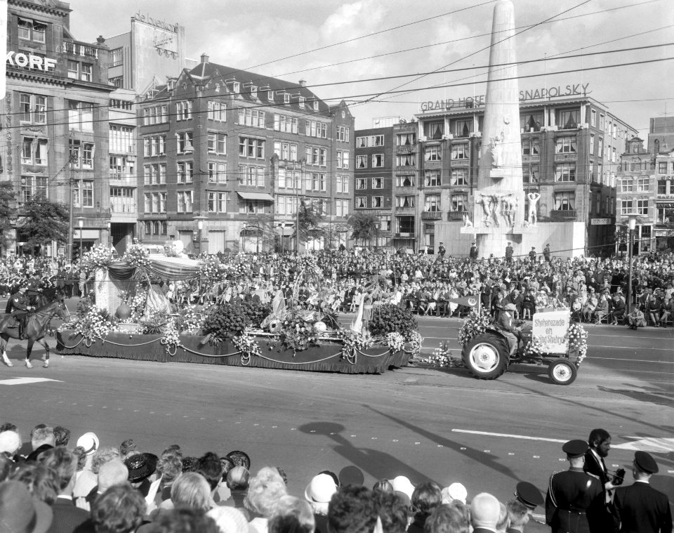 Een praalwagen bij de Dam te Amsterdam met op de achtergrond het Nationaal Monum, Bestanddeelnr 919-5245