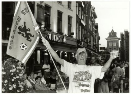 Een onbekende feestvierder op de Grote Markt voor Café Studio t.g.v. de overwinning van Oranje op Marokko tijdens het WK voetbal in 1994. Orientatie ziende naar het oosten. NL-HlmNHA 54035142
