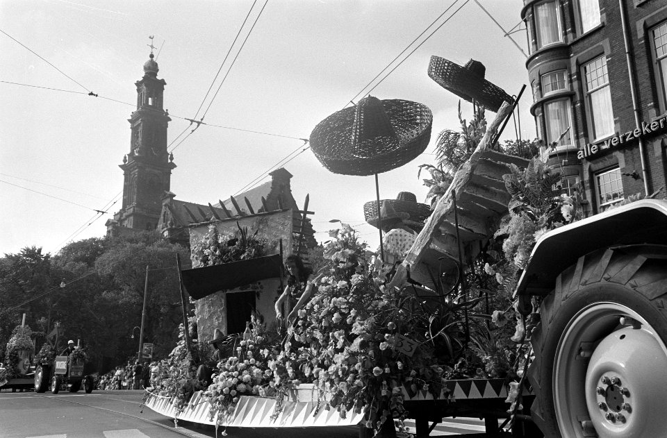 Een praalwagen met bloemen en Mexicaanse hoeden, Bestanddeelnr 921-6591