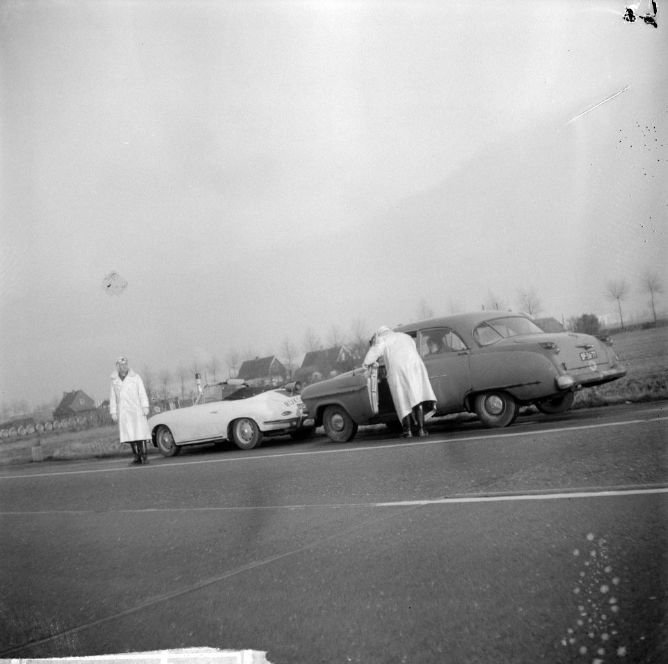Een Porsche 356 cabriolet van de Rijkspolitie voor patrouillewerk op de snelwege, Bestanddeelnr 917-2686