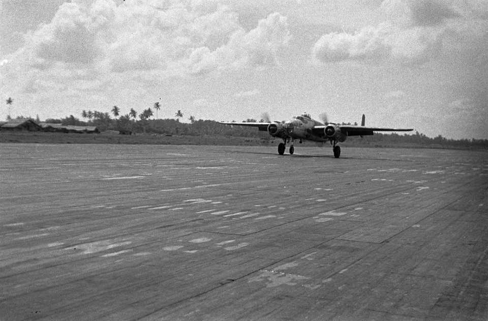 Een Mitchell B-25 bommenwerper op landingsbaan, Bestanddeelnr 135-2-4