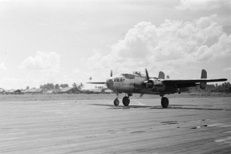 Een Mitchell B-25 bommenwerper bij het starten of een landing, Bestanddeelnr 134-6-5