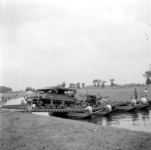 Een militaire oefening Een rivier moet worden overgestoken Een Lloyd carrier …, Bestanddeelnr 255-9544