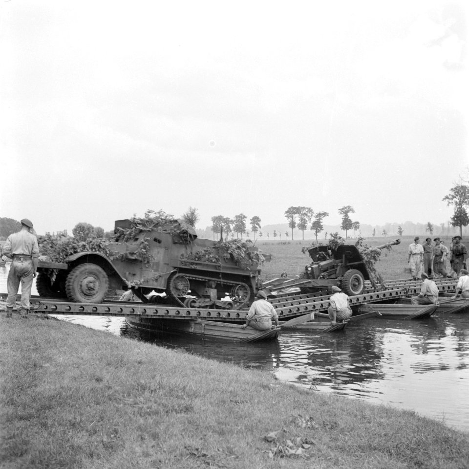 Een militaire oefening Een rivier moet worden overgestoken, Bestanddeelnr 255-9527