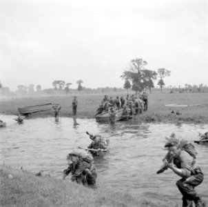 Een militaire oefening Een rivier moet worden overgestoken Bezig met de overst, Bestanddeelnr 255-9517