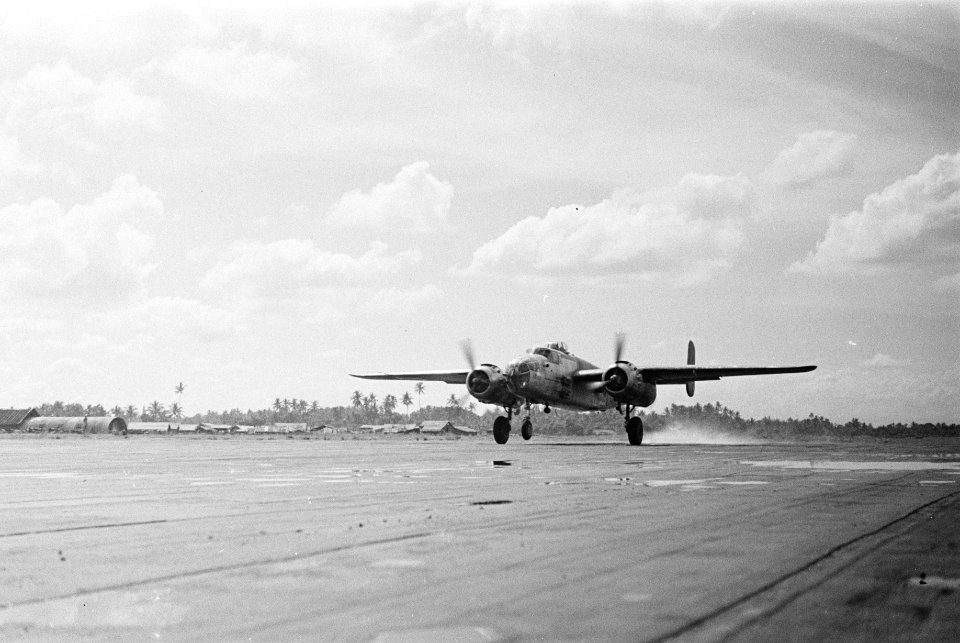 Een Mitchell B-25 bommenwerper bij het starten of een landing, Bestanddeelnr 134-6-2