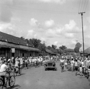 Een militaire jeep in de hoofdstraat van de wijk Meester Cornelis (Batavia), Bestanddeelnr 255-8195