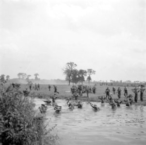 Een militaire oefening Een rivier moet worden overgestoken Bezig met de overst, Bestanddeelnr 255-9516