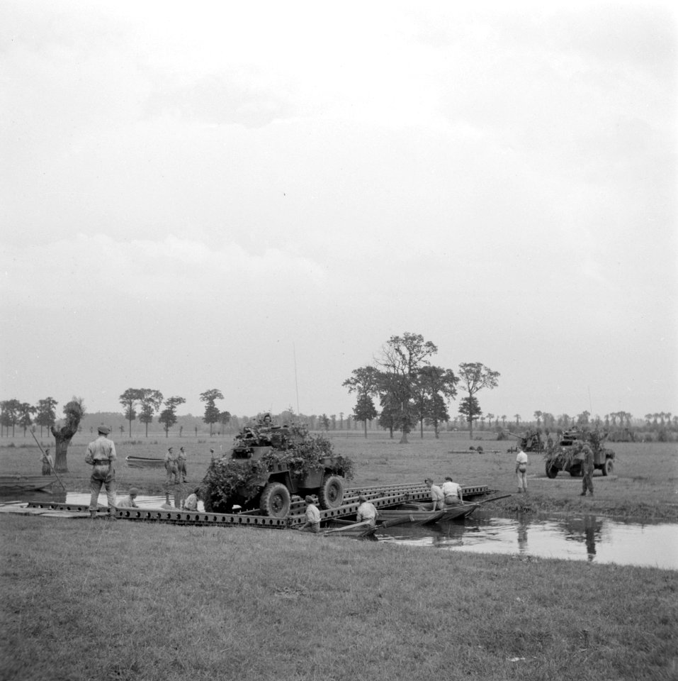 Een militaire oefening Een rivier moet worden overgestoken Een pantserwagen pa, Bestanddeelnr 255-9533