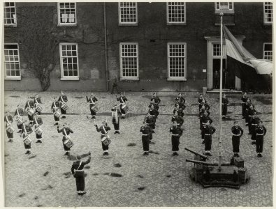 Een militaire drumband tijdens een repetitie op de binnenplaats van de infanteriekazerne