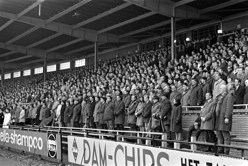 Een minuut stilte op de velden, wegens het overlijden van KNVB-secretaris Lo Bru, Bestanddeelnr 919-8055