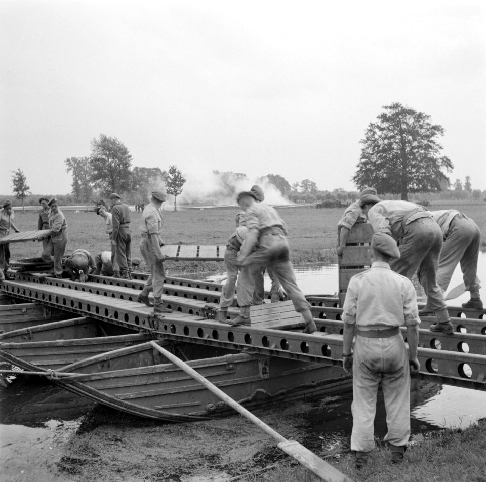 Een militaire oefening Een rivier moet worden overgestoken Een pontonbrug wor…, Bestanddeelnr 255-9538