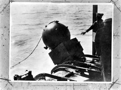 Een Nederlandse mijnenlegger legt mijnen in de wateren van Nederlands-Indië, Bestanddeelnr 934-9943