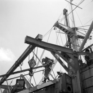 Een militairen verlaat de Sainfoin in de haven van Tandjong Priok, Bestanddeelnr 255-8229