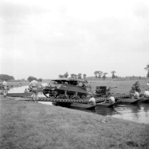Een militaire oefening Een rivier moet worden overgestoken Een Lloyd carrier …, Bestanddeelnr 255-9546